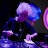 À 85 ANS, CETTE DJ POLONAISE CONTINUE D&RSQUO;ENFLAMMER LE DANCEFLOOR