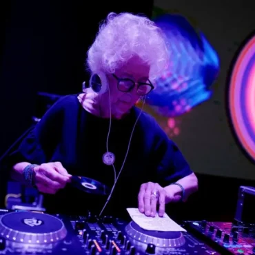 À 85 ANS, CETTE DJ POLONAISE CONTINUE D'ENFLAMMER LE DANCEFLOOR