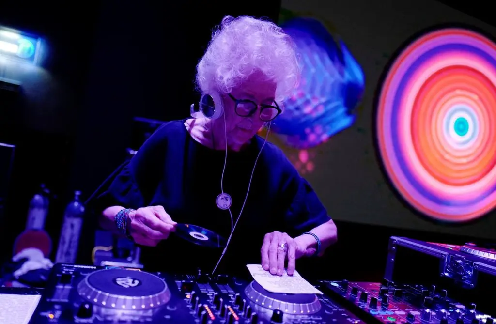 À 85 ANS, CETTE DJ POLONAISE CONTINUE D’ENFLAMMER LE DANCEFLOOR