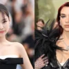 JENNIE ET DUA LIPA ÉLECTRISENT LE CLIP FUTURISTE DE « HANDLEBARS »
