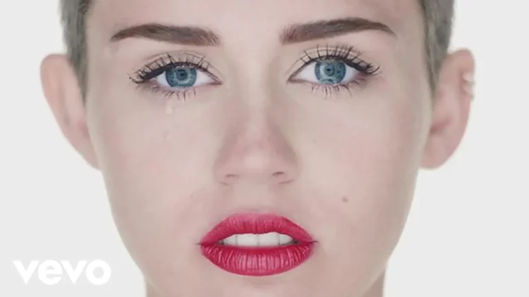 MILEY CYRUS - WRECKING BALL